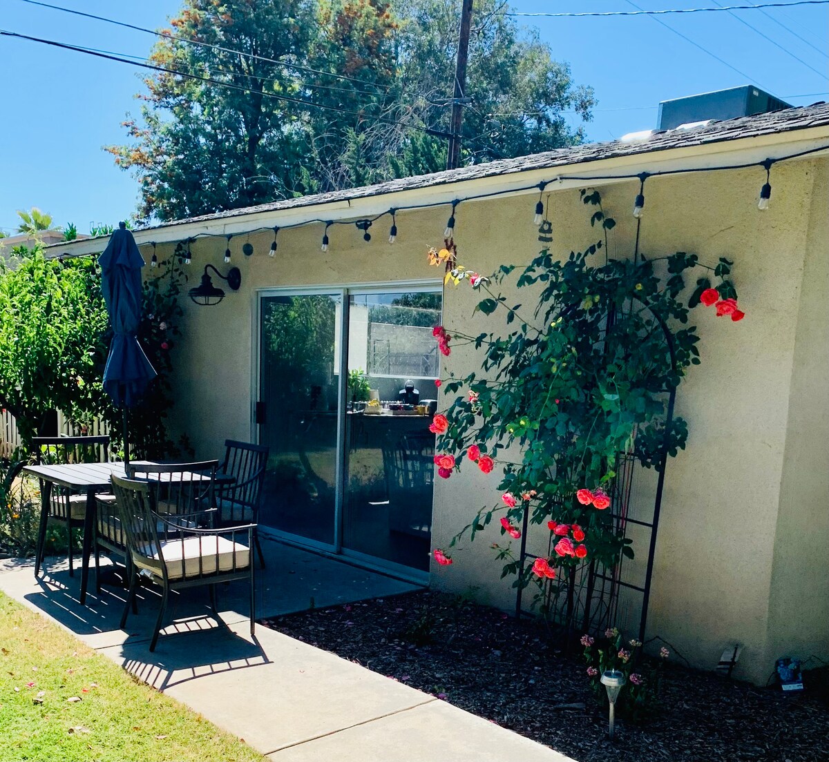 Cozy guest house with pool and private driveway