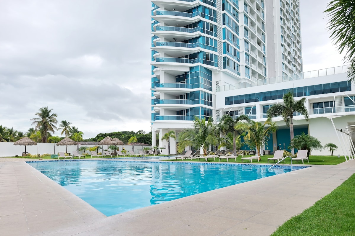 梦幻般的海滩公寓，可欣赏泳池和山景。
