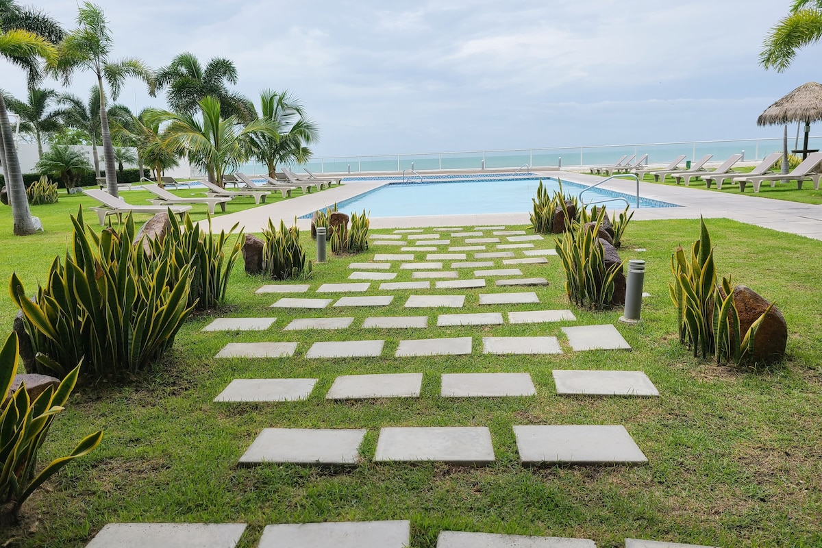 梦幻般的海滩公寓，可欣赏泳池和山景。