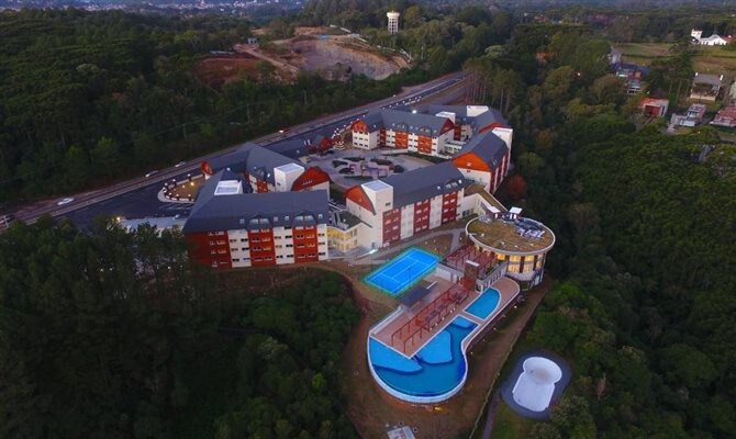 RESORT CHARMOSO COM PISCINA AQUECIDA EM GRAMADO