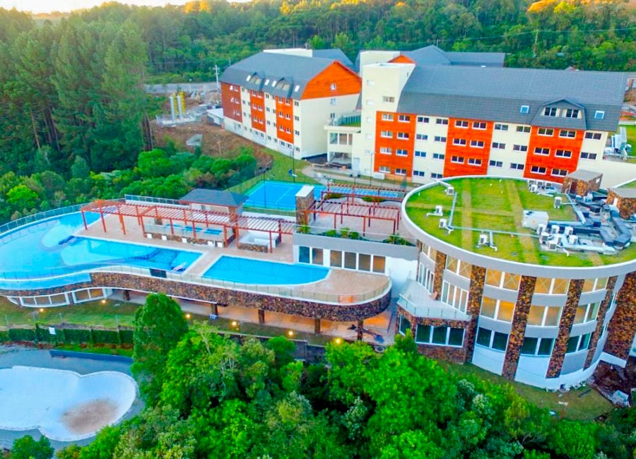 RESORT CHARMOSO COM PISCINA AQUECIDA EM GRAMADO