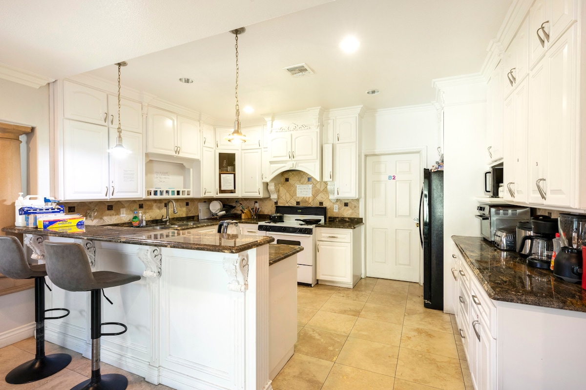 C6 big family room private bathroom