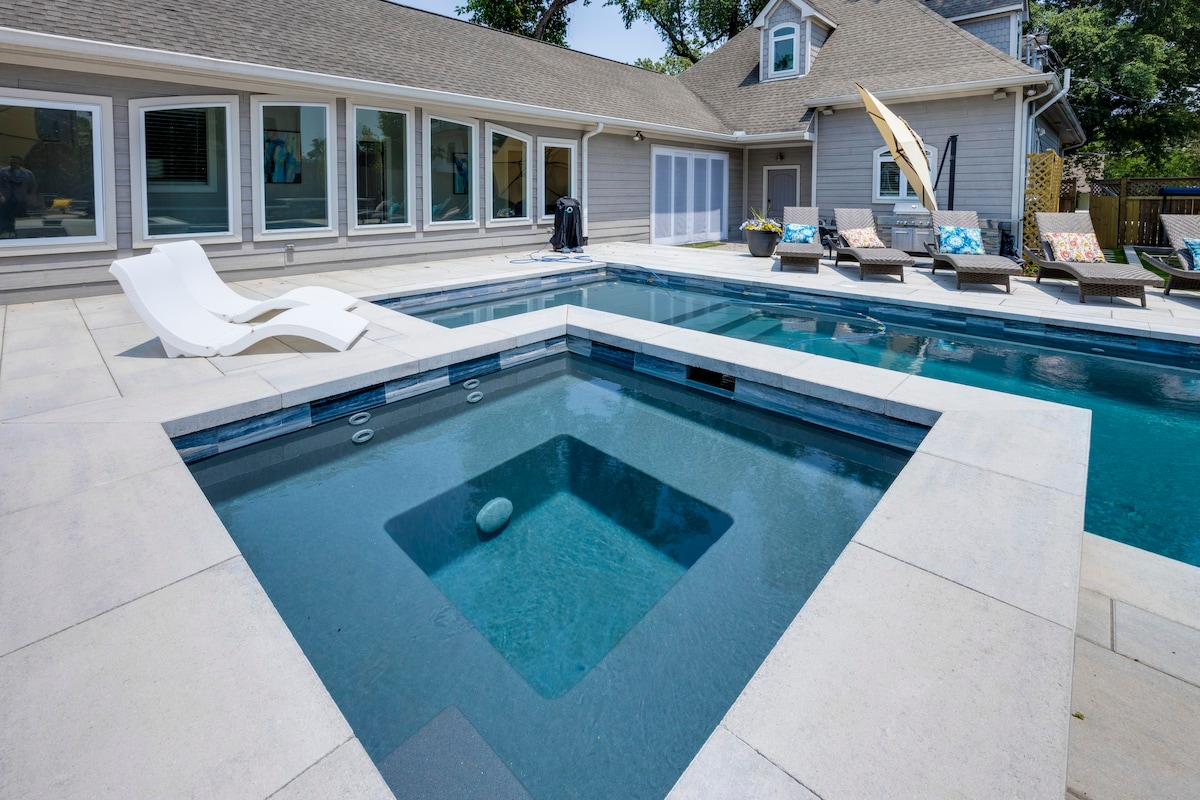Ultimate Luxury Retreat: Mega Mansion - Pool & Spa