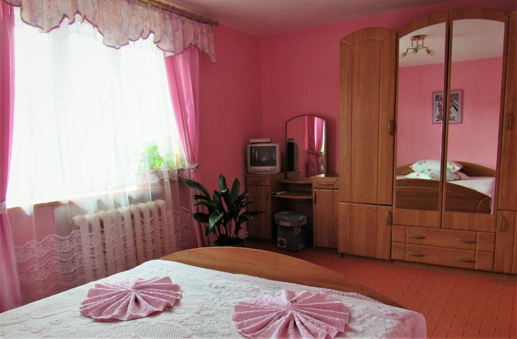 U_Proniv -  pink room-2 серед гір для двох