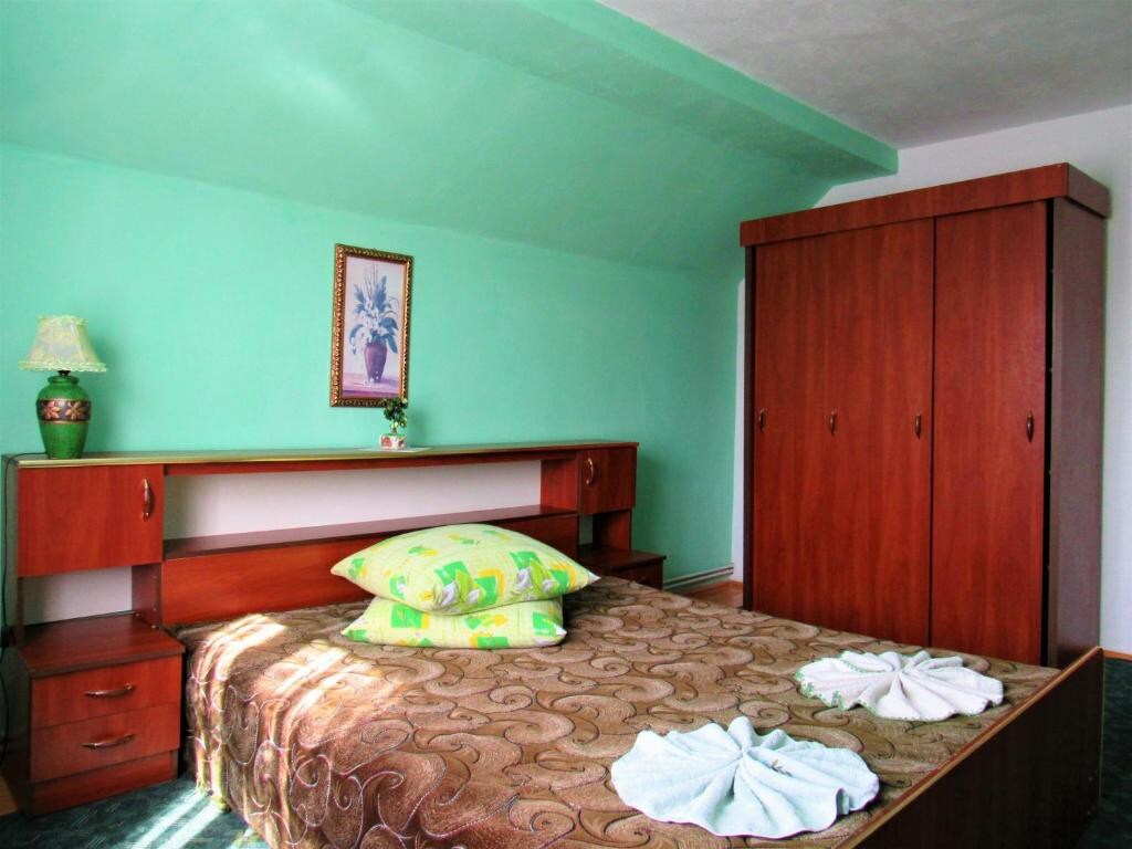 U_Proniv绿色客房-位于两座山脉