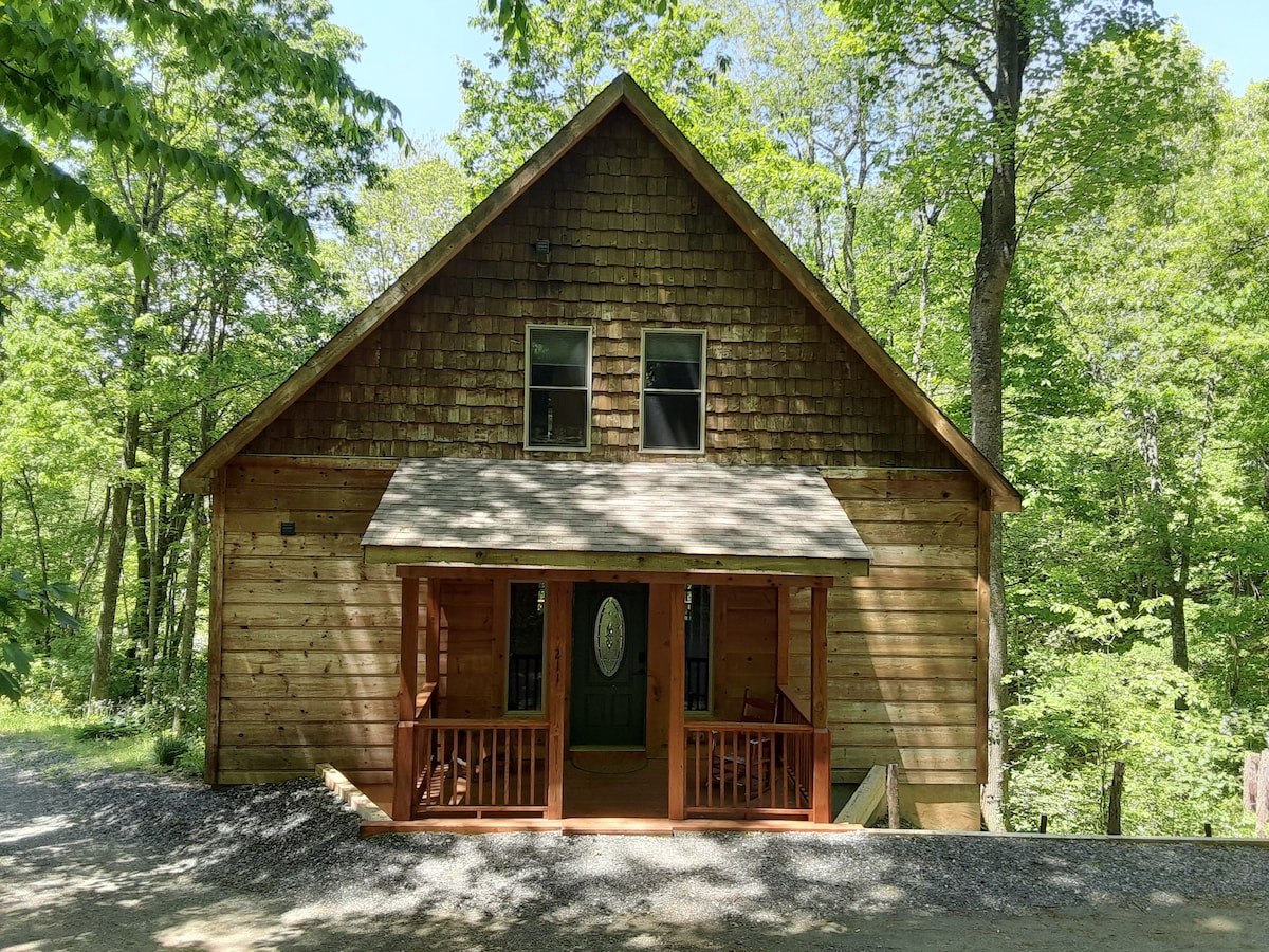 科拉舒适小木屋（ Cora 's Cozy Cabin ） ，位于布恩（ Boone ）的2间卧室度假胜