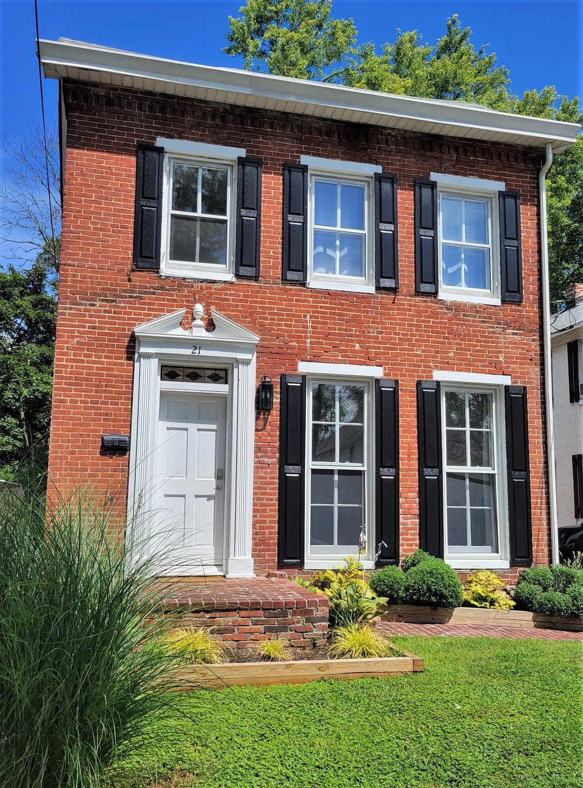 Historic Creekside Home - 2br 2.5ba Downtown