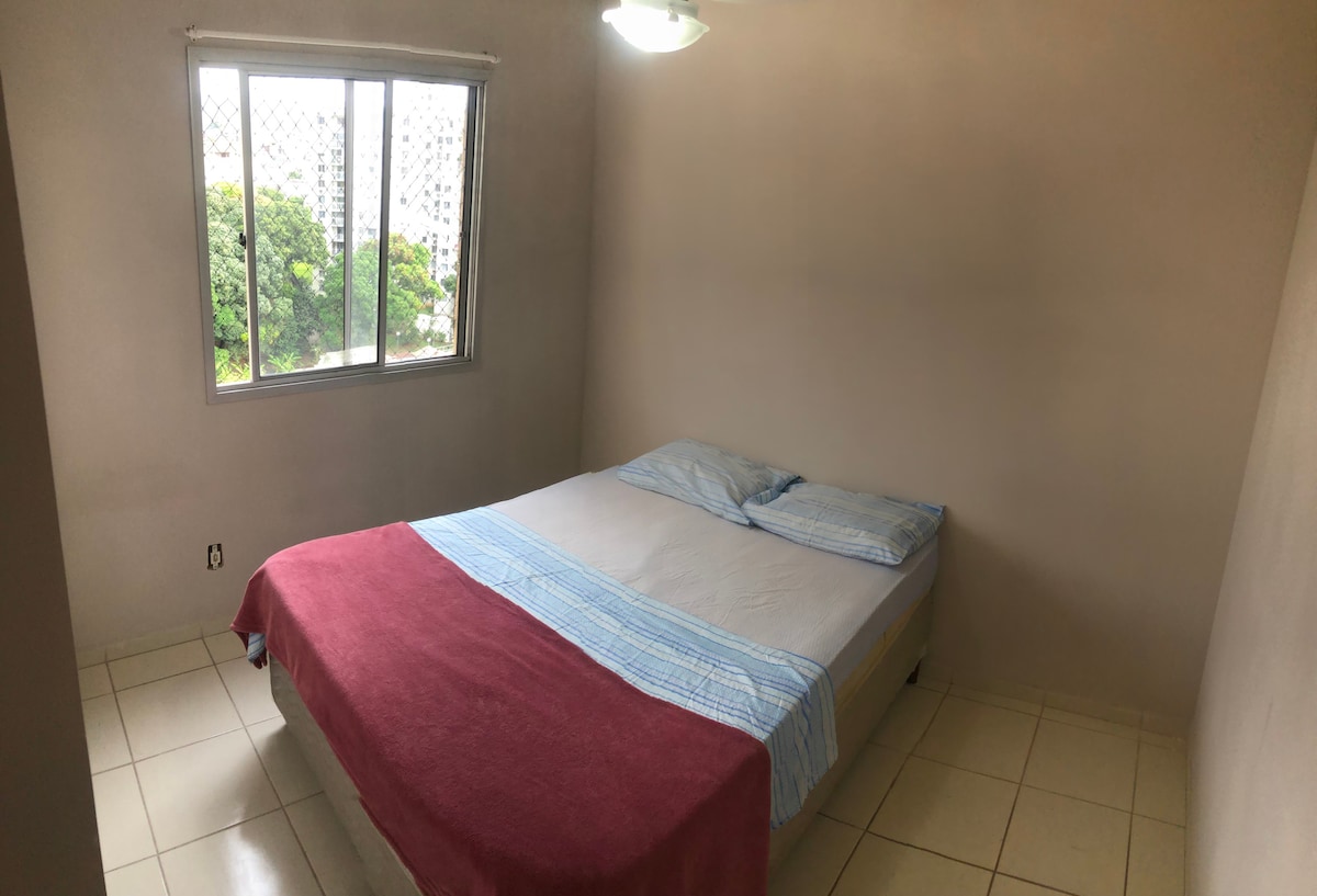 Apartamento completo em condomínio. 4km da praia.