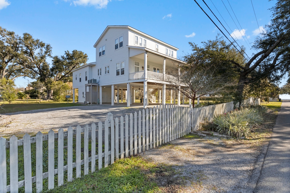 Fabulous Beach Retreat! Walk to the water...