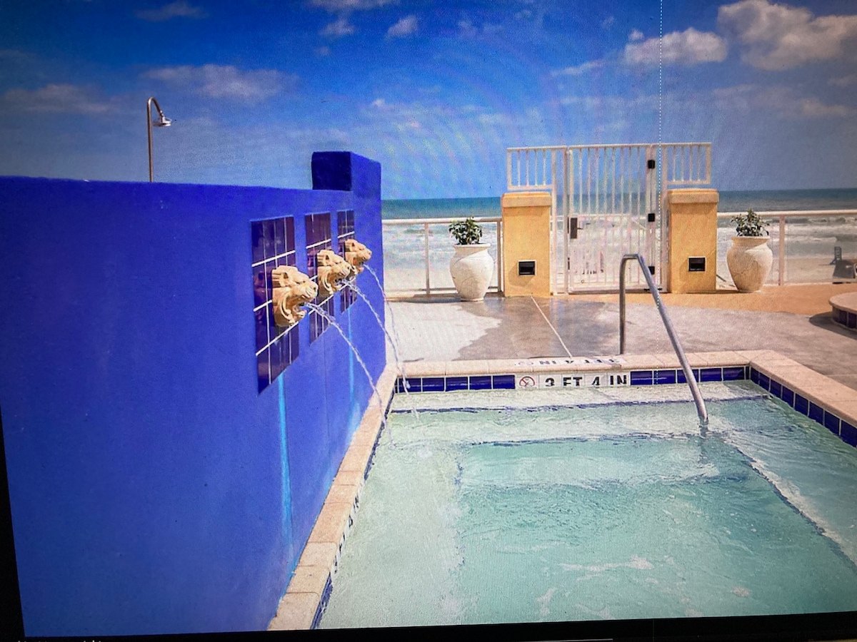 Oceanside 2 bedroom condo with pool and hot tub