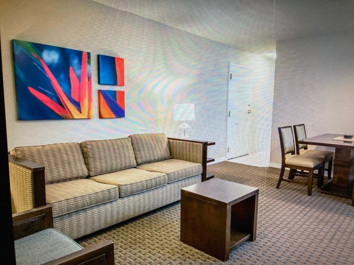 Oceanside 2 bedroom condo with pool and hot tub