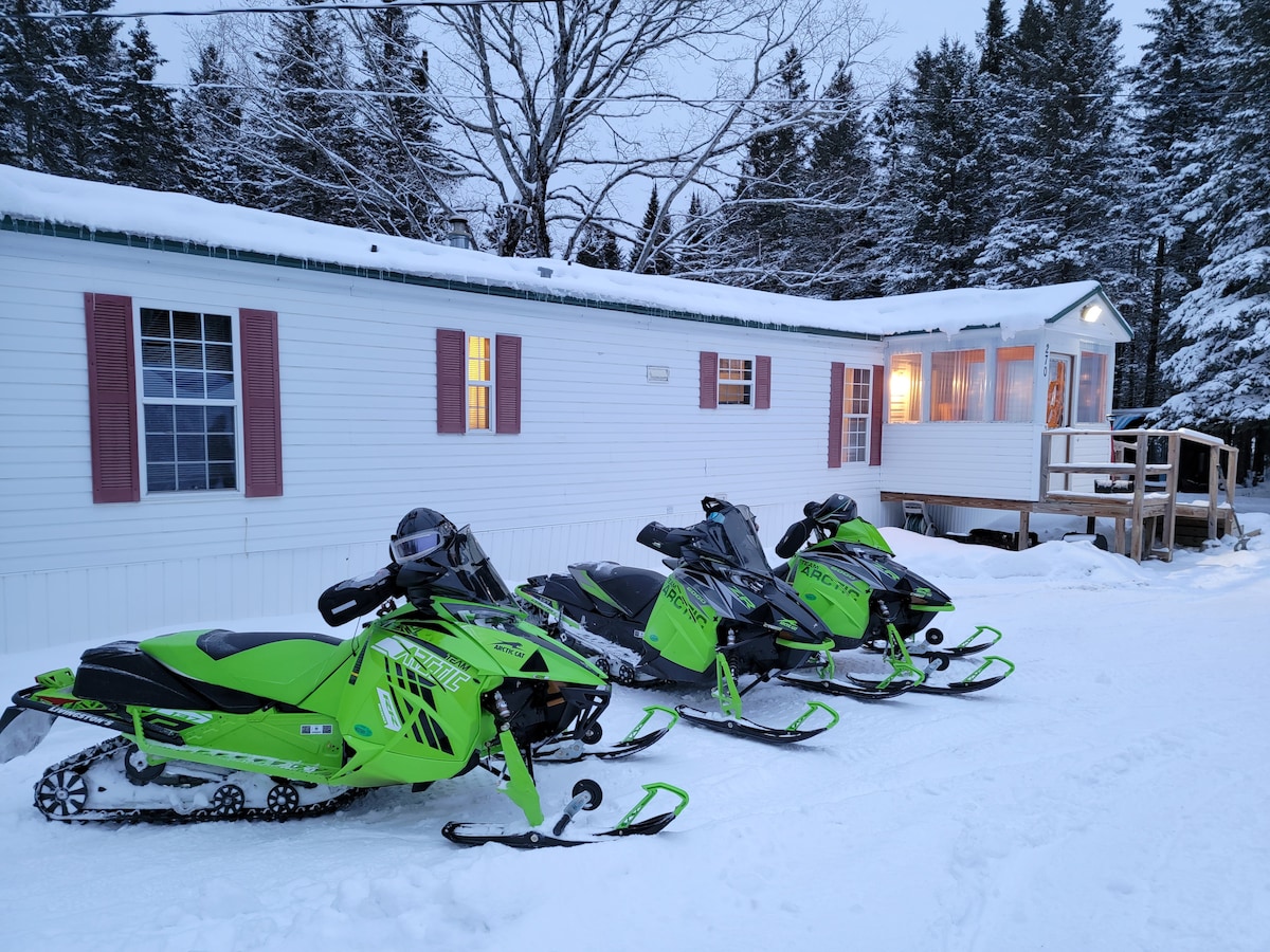 雪地摩托车小径外的僻静营地