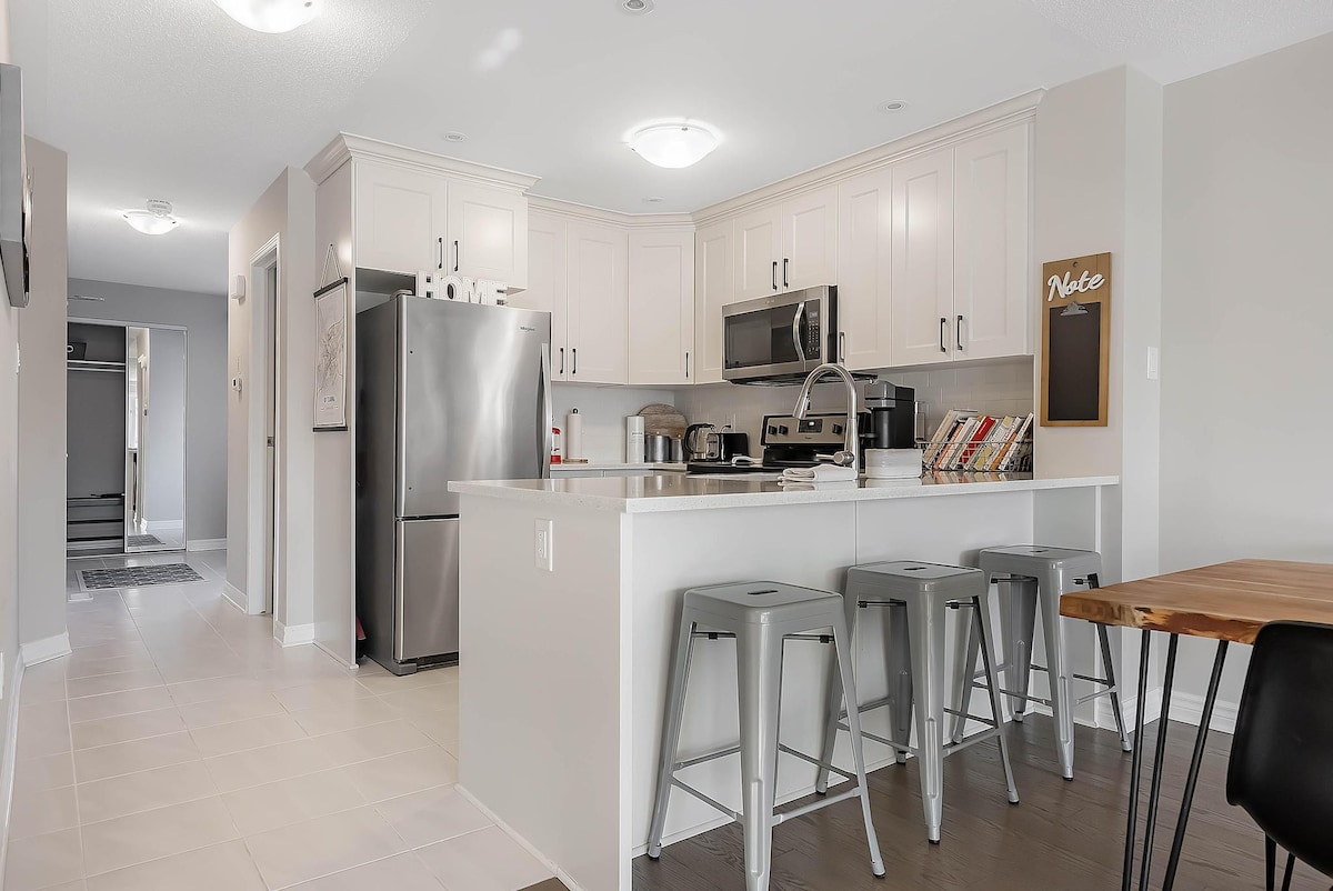 Bright + Stylish Executive Townhome: Gloucester