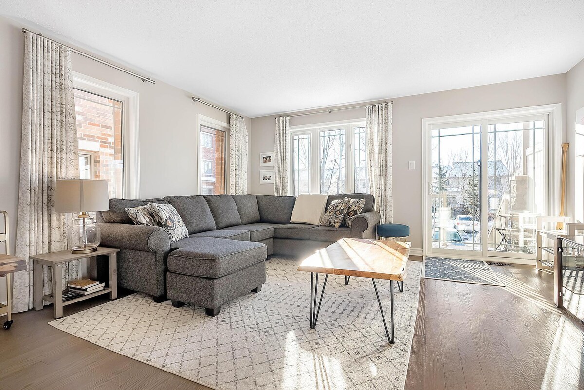 Bright + Stylish Executive Townhome: Gloucester