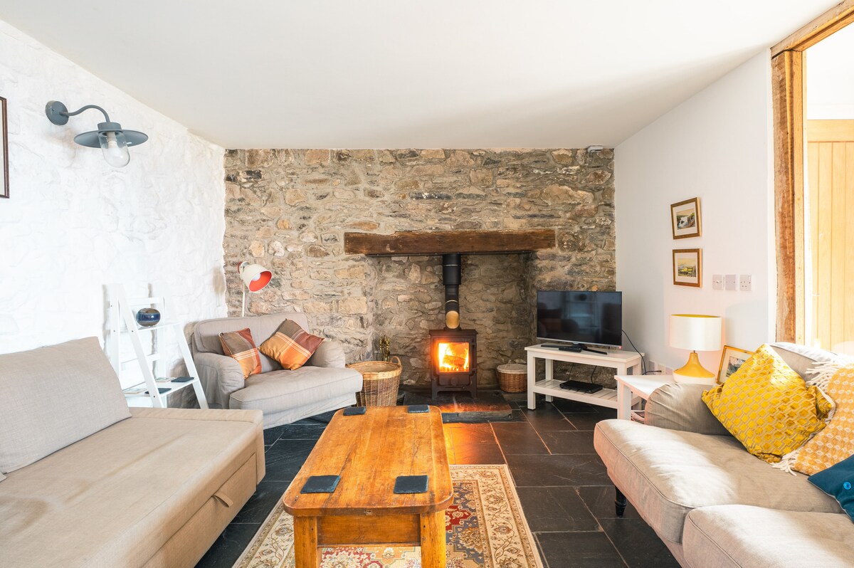 St Davids Hideaway with Roll-top Bath & Log Burner