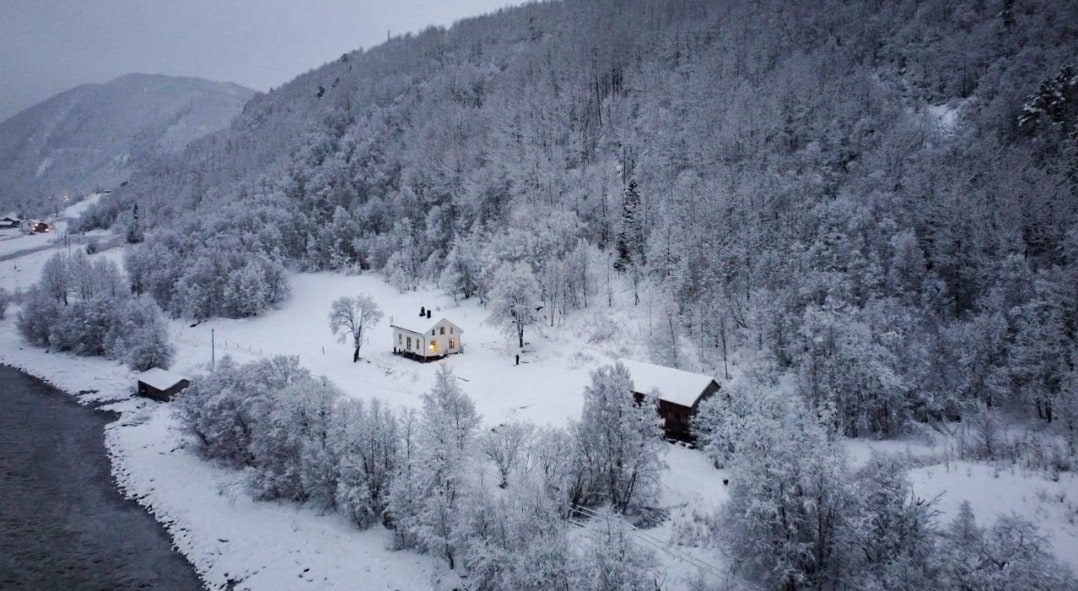 Salten峡湾（ Salten fjord ）的传统木屋