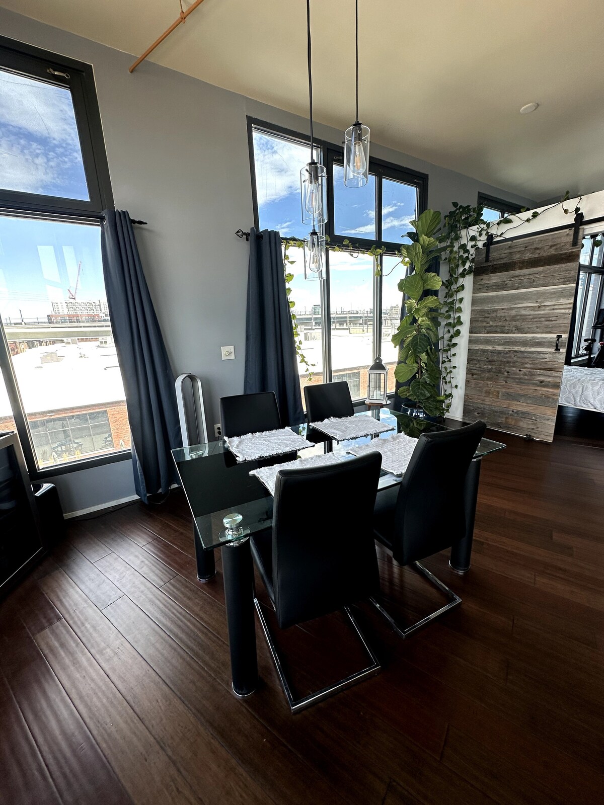 Spacious Downtown Ballpark Loft