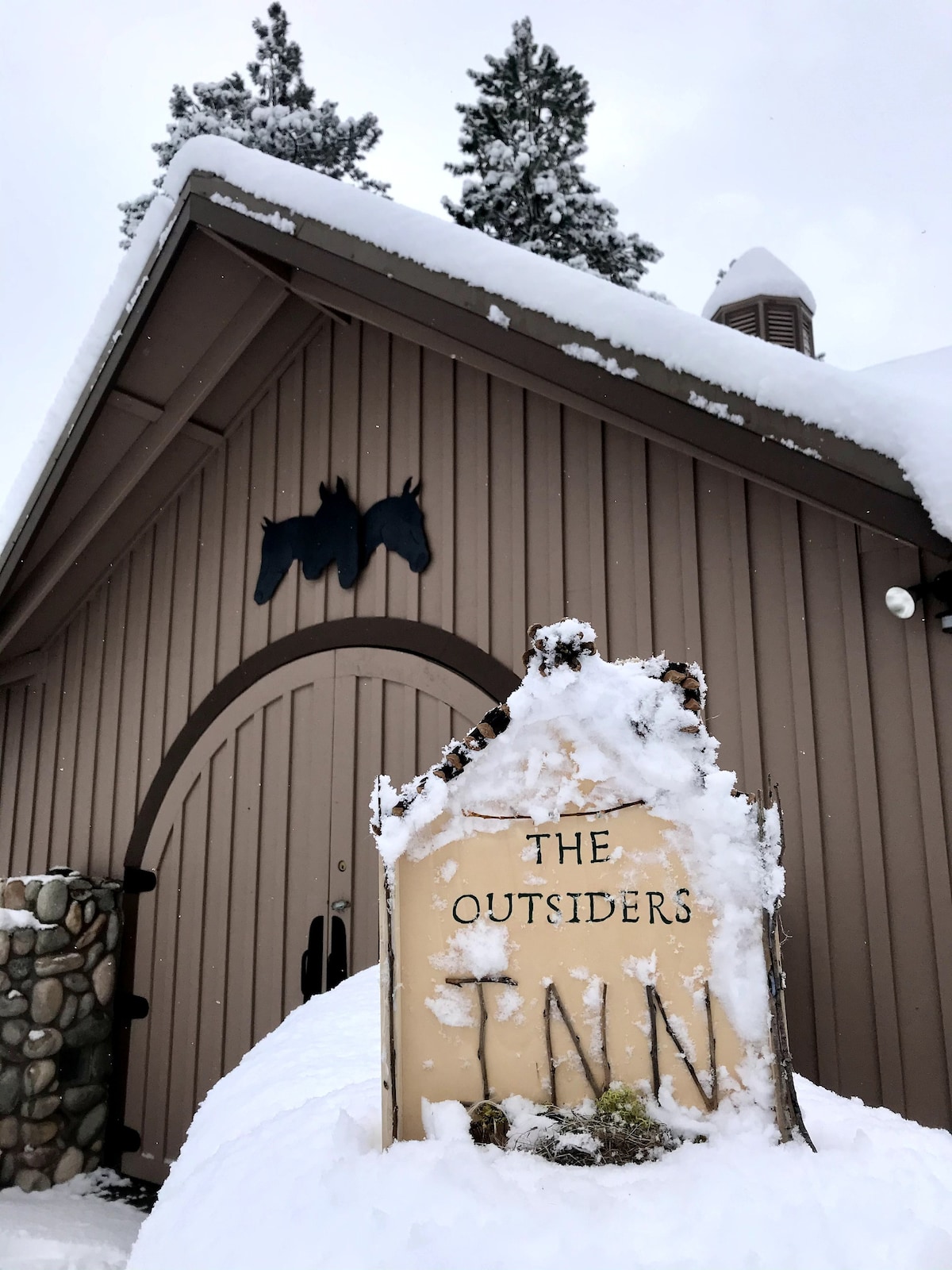 The Outsiders 'Ranch ：留下来、玩耍、工作和学习。