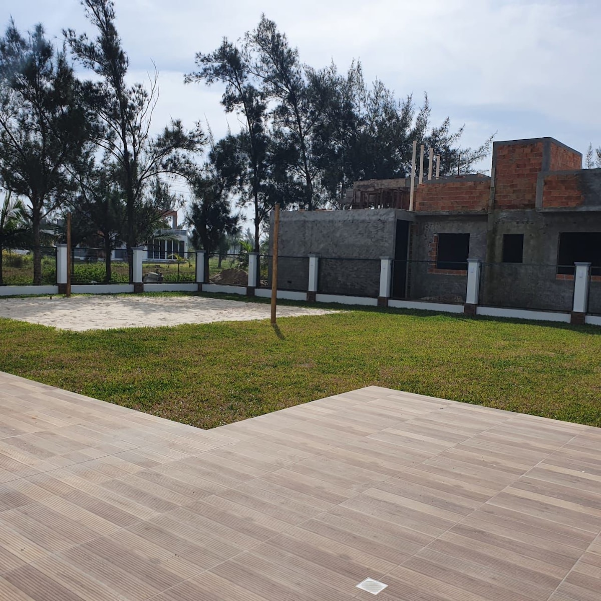 Casa grande com piscina e vista para o mar.