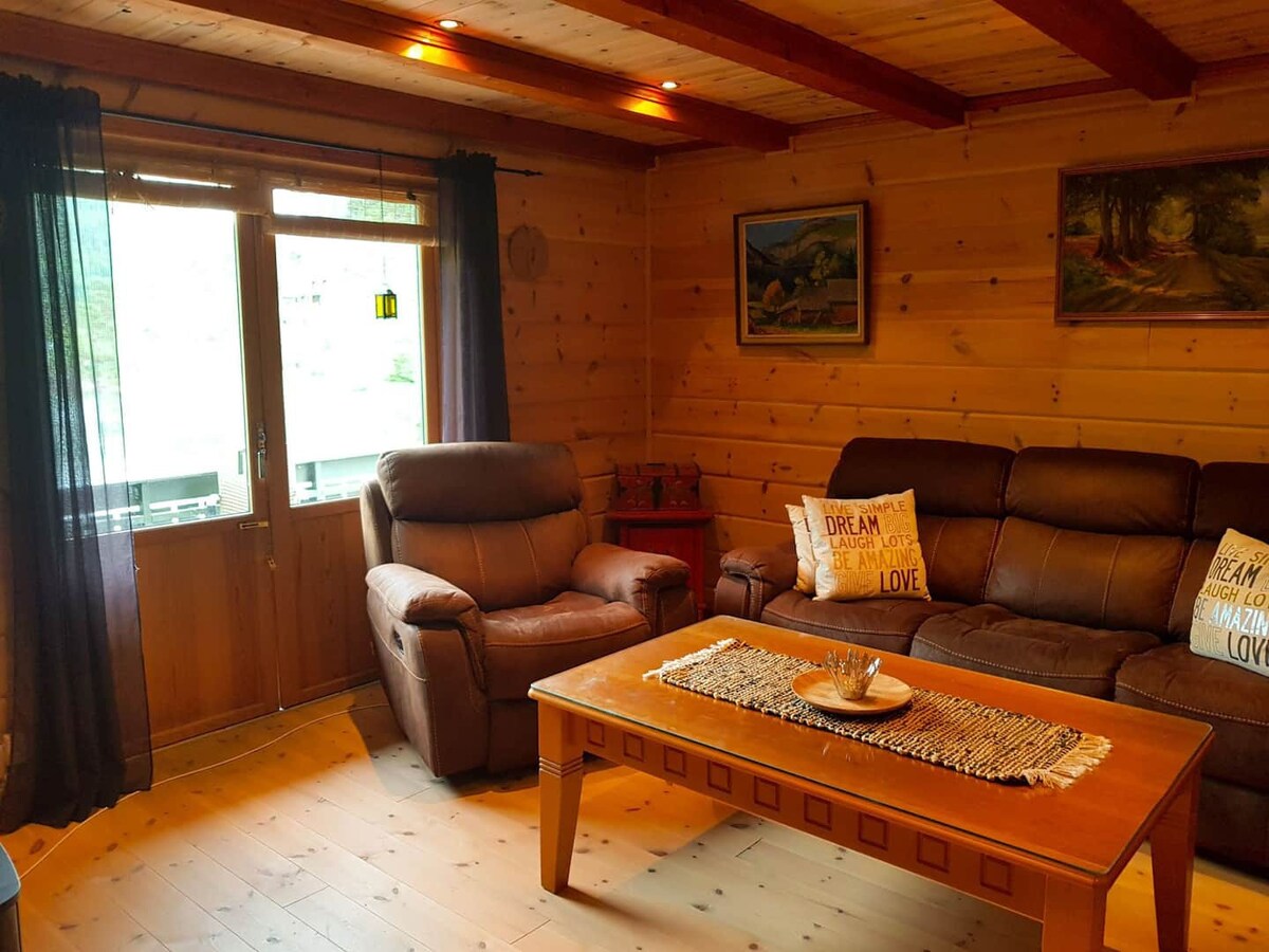 小木屋设有4间卧室、大门廊、烧烤屋和船只