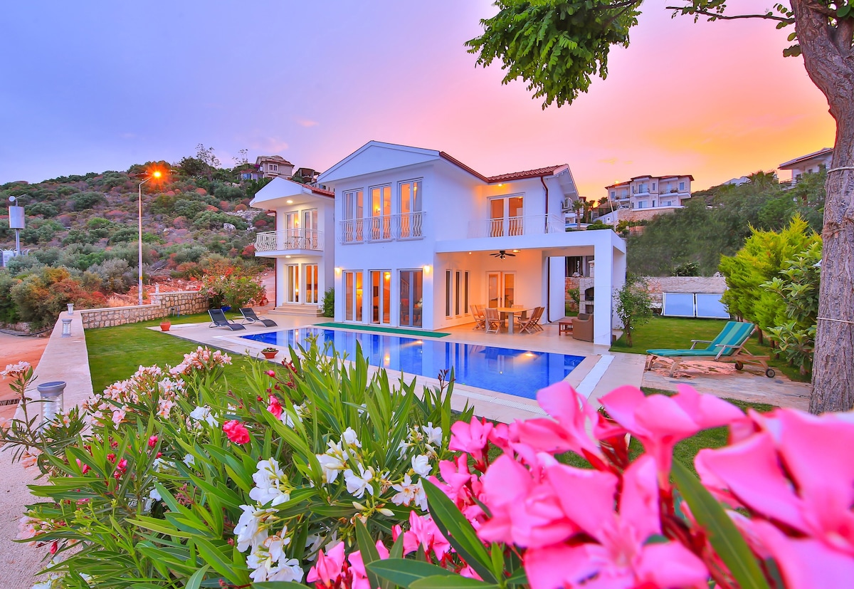 4 Bedroom Villa with Pool & Sea View in Kaş