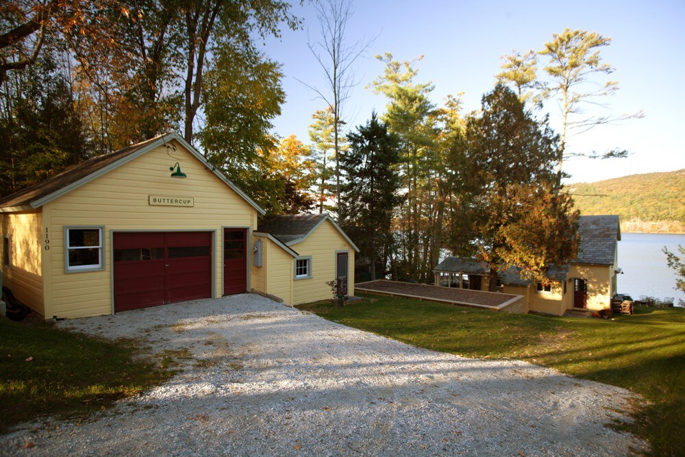 Charming waterfront 4-bedroom  cabin