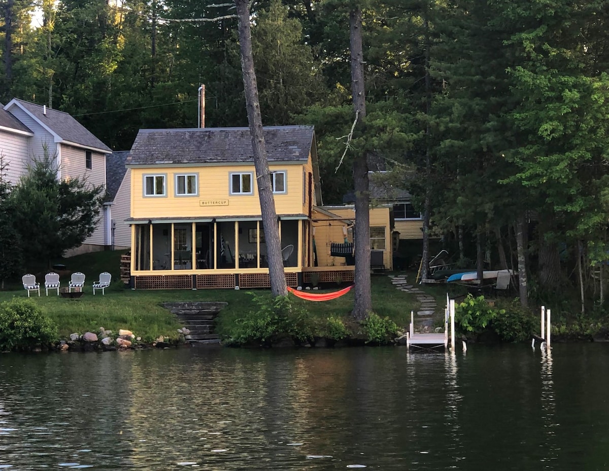 Charming waterfront 4-bedroom  cabin