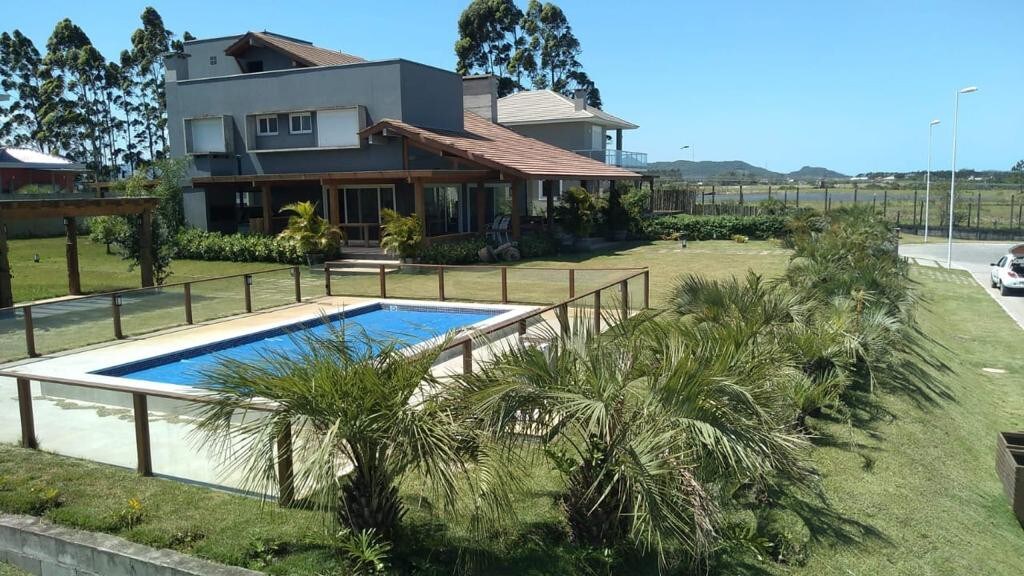 Casa 4 suítes condomínio beira Lagoa de Ibiraquera