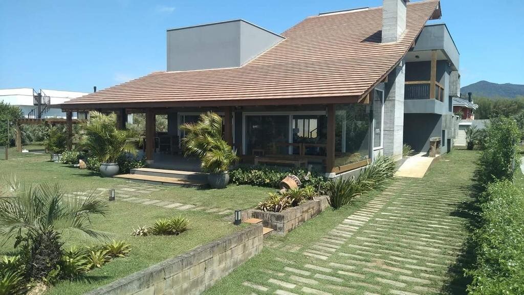 Casa 4 suítes condomínio beira Lagoa de Ibiraquera