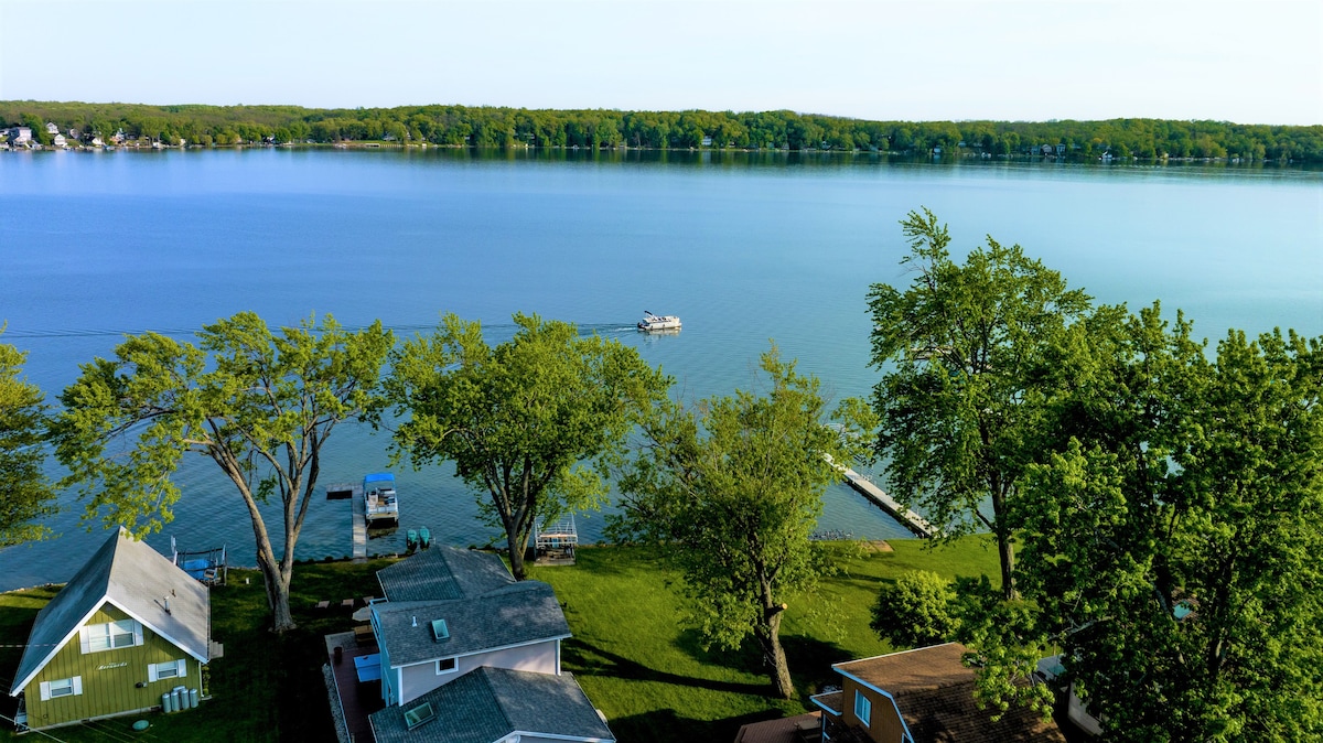 Sand Lake Getaway * Lakefront!! *