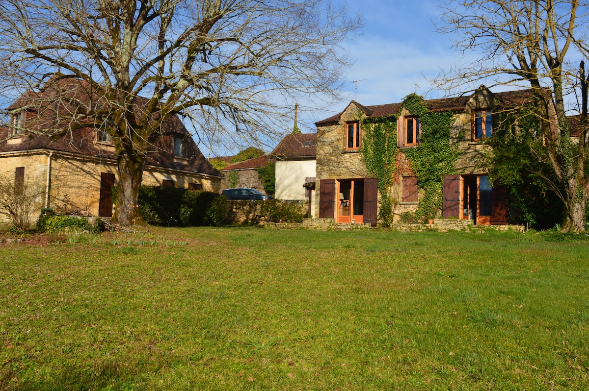 Domaine spacieux avec parc arboré et vue Dordogne