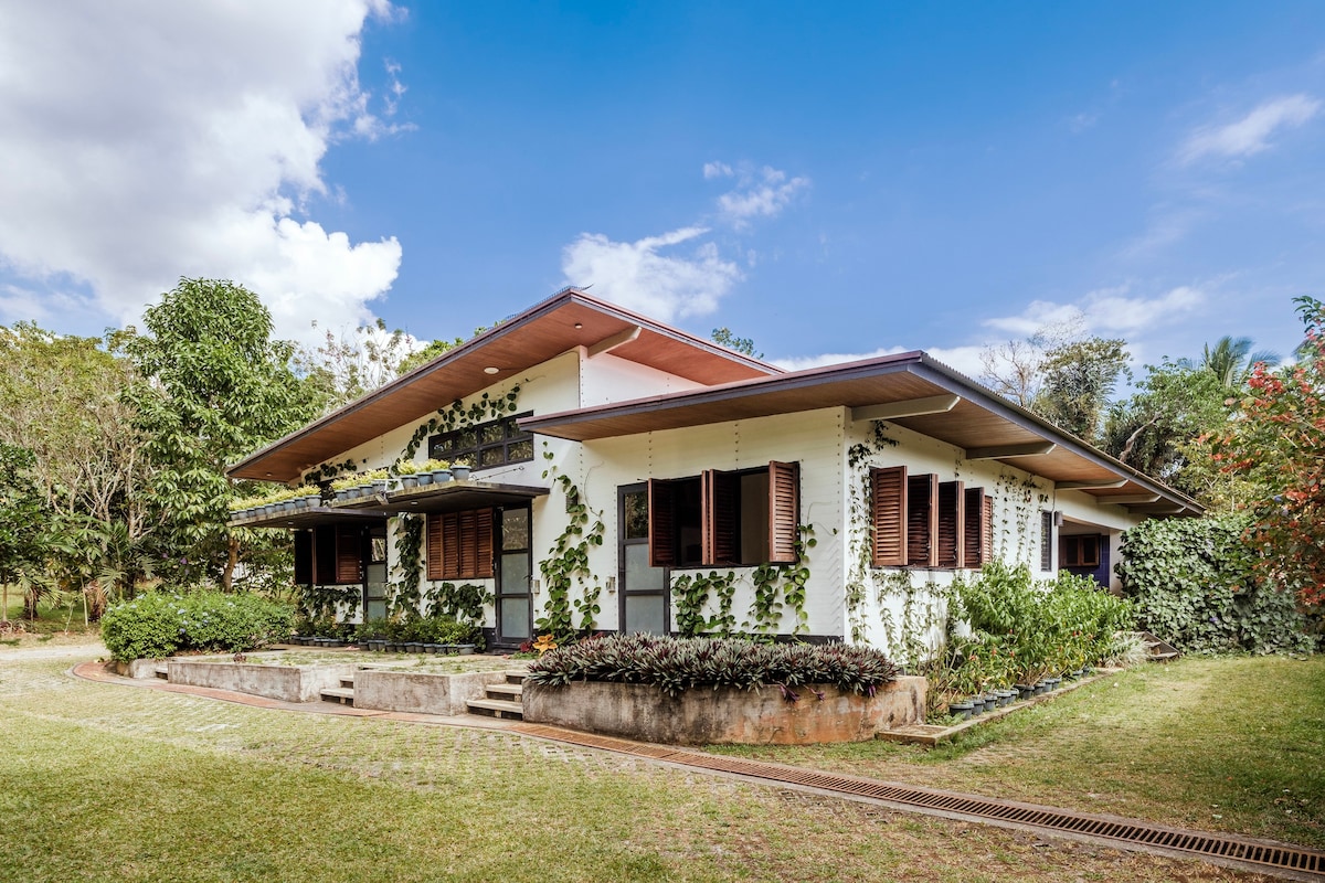 Bunkhouse - Lounge & Kitchen - Pool & Garden