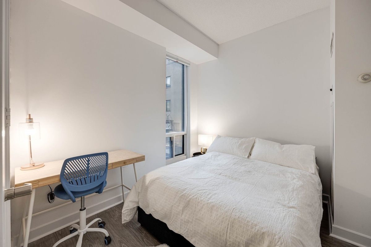 Modern 2BR Downtown Condo w Balcony - Yonge/Bloor