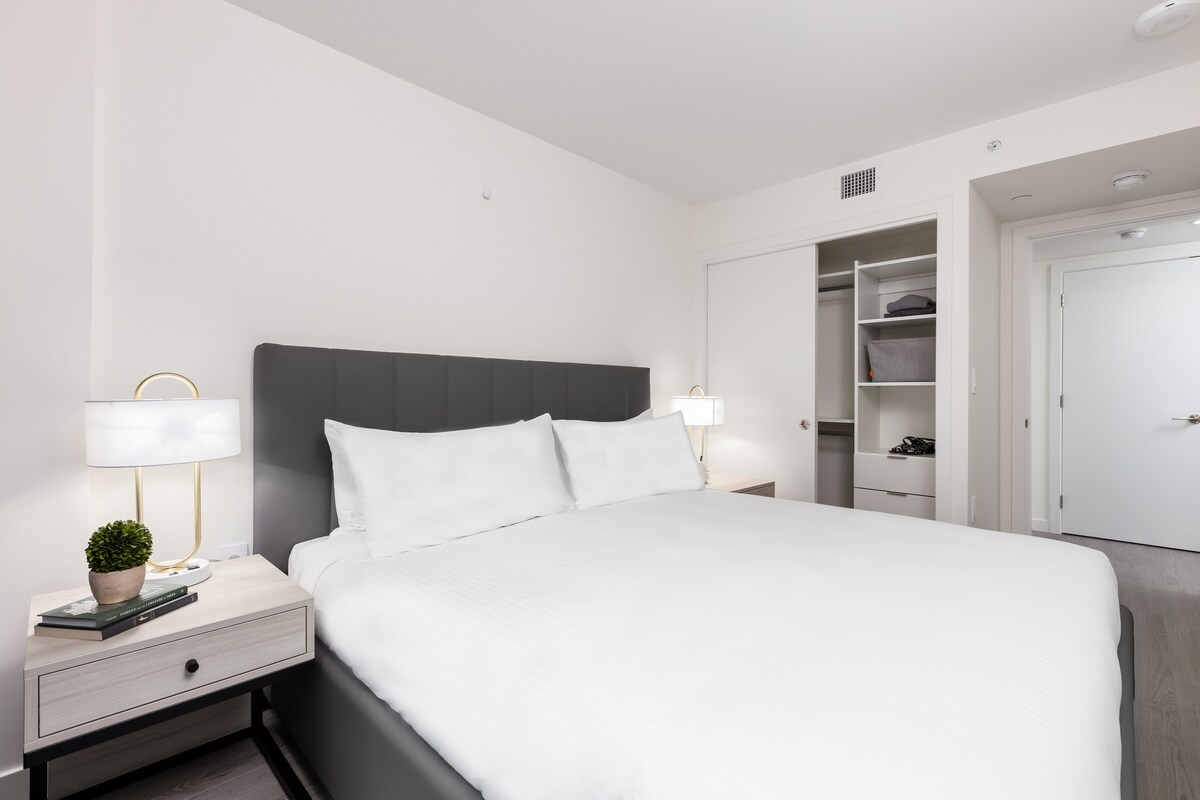 Level | Jr Two Bedroom Suite in Downtown Vancouver