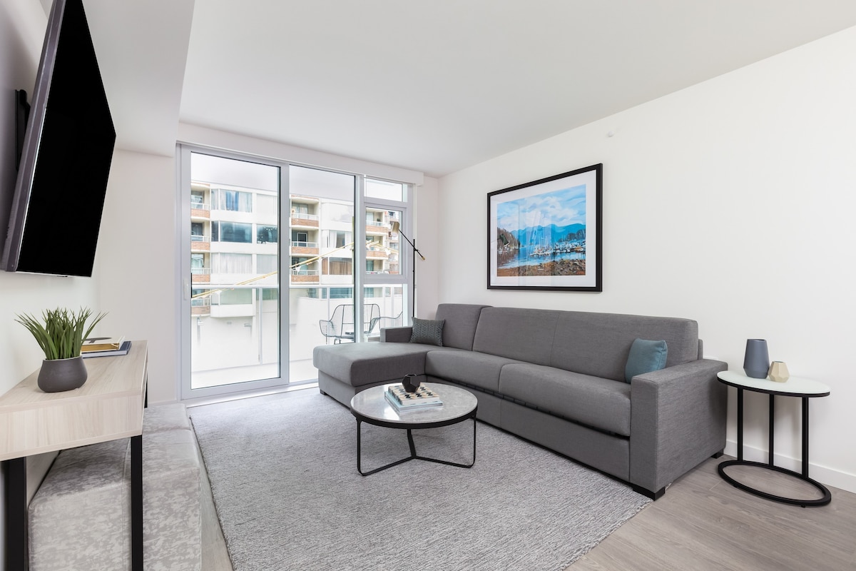 Level | Jr Two Bedroom Suite in Downtown Vancouver
