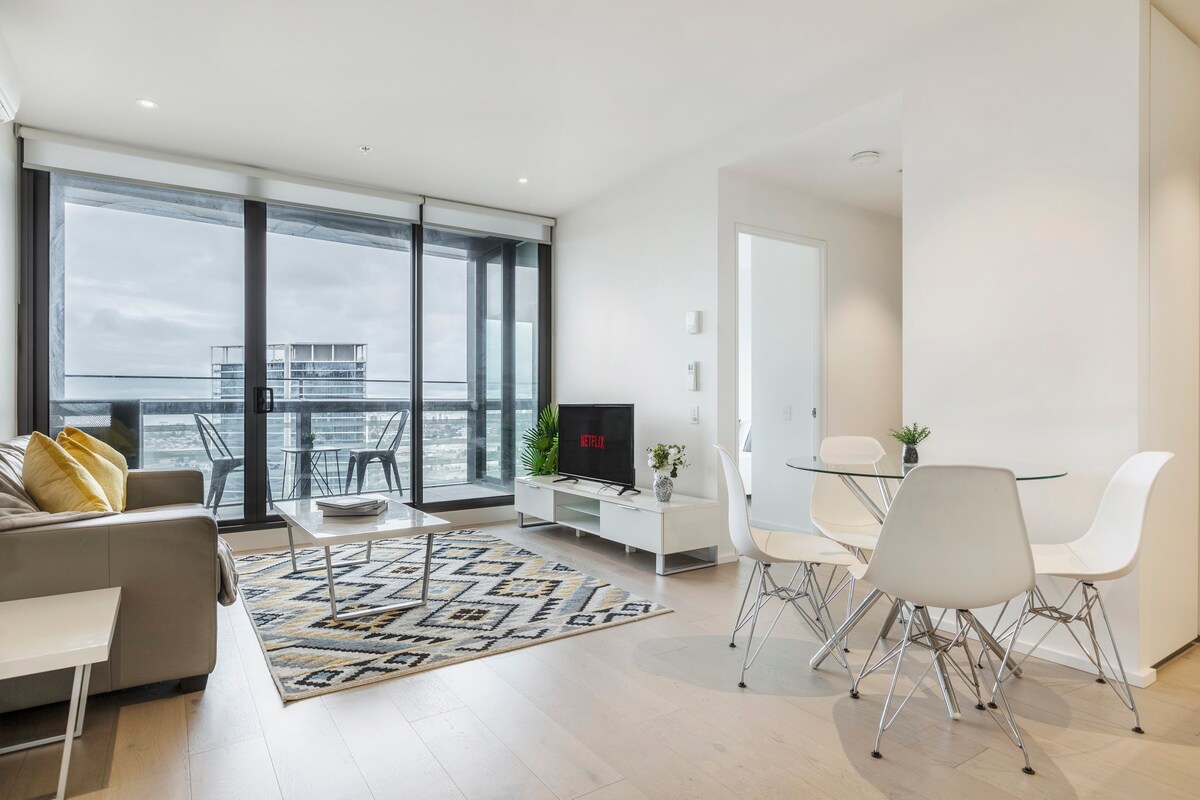 KULA Waterfront 1BR Apartment Docklands