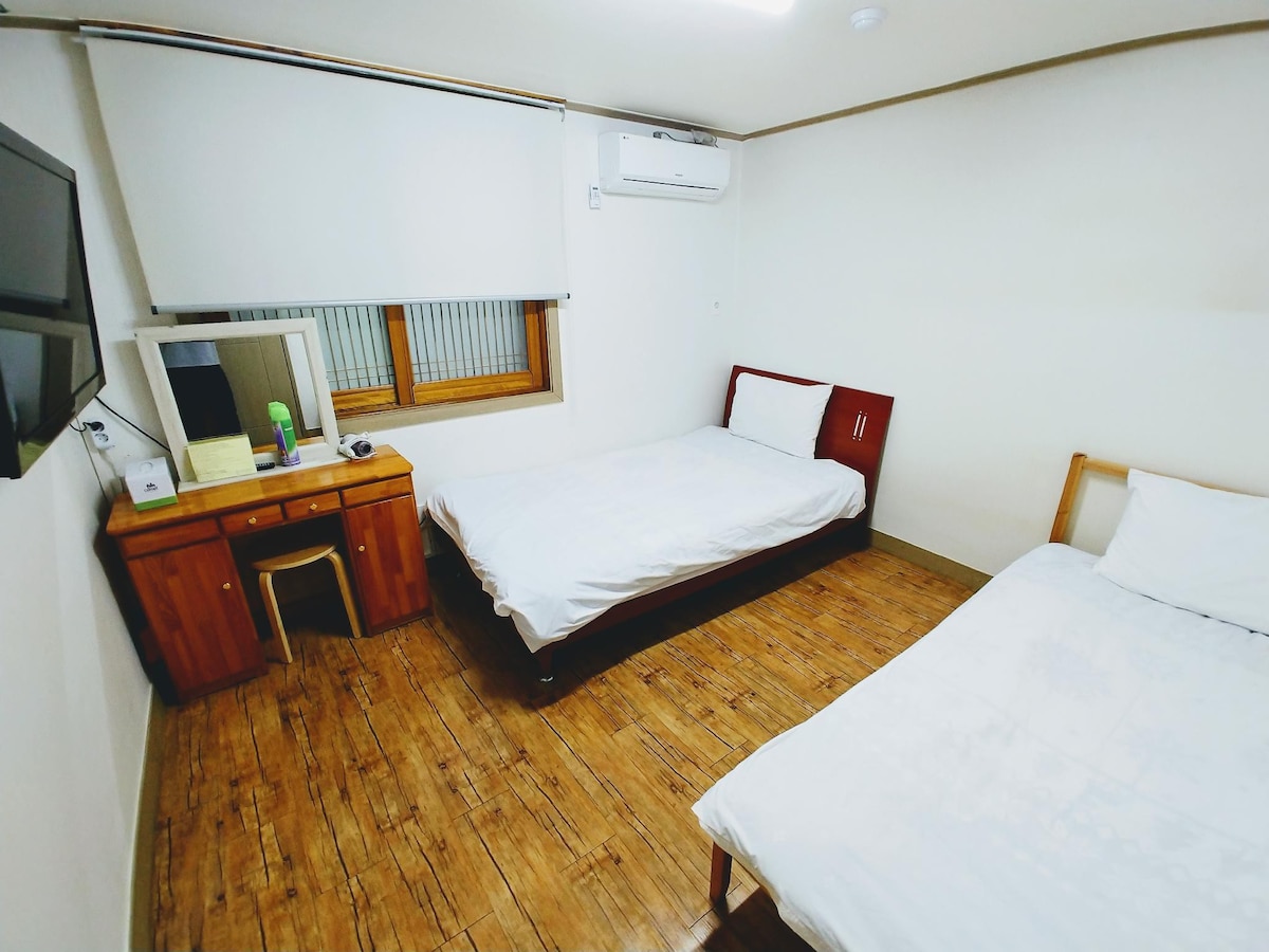 友谊之旅的双床房配有2张单人床。 独立卫生间-济州马西尔客房双人房