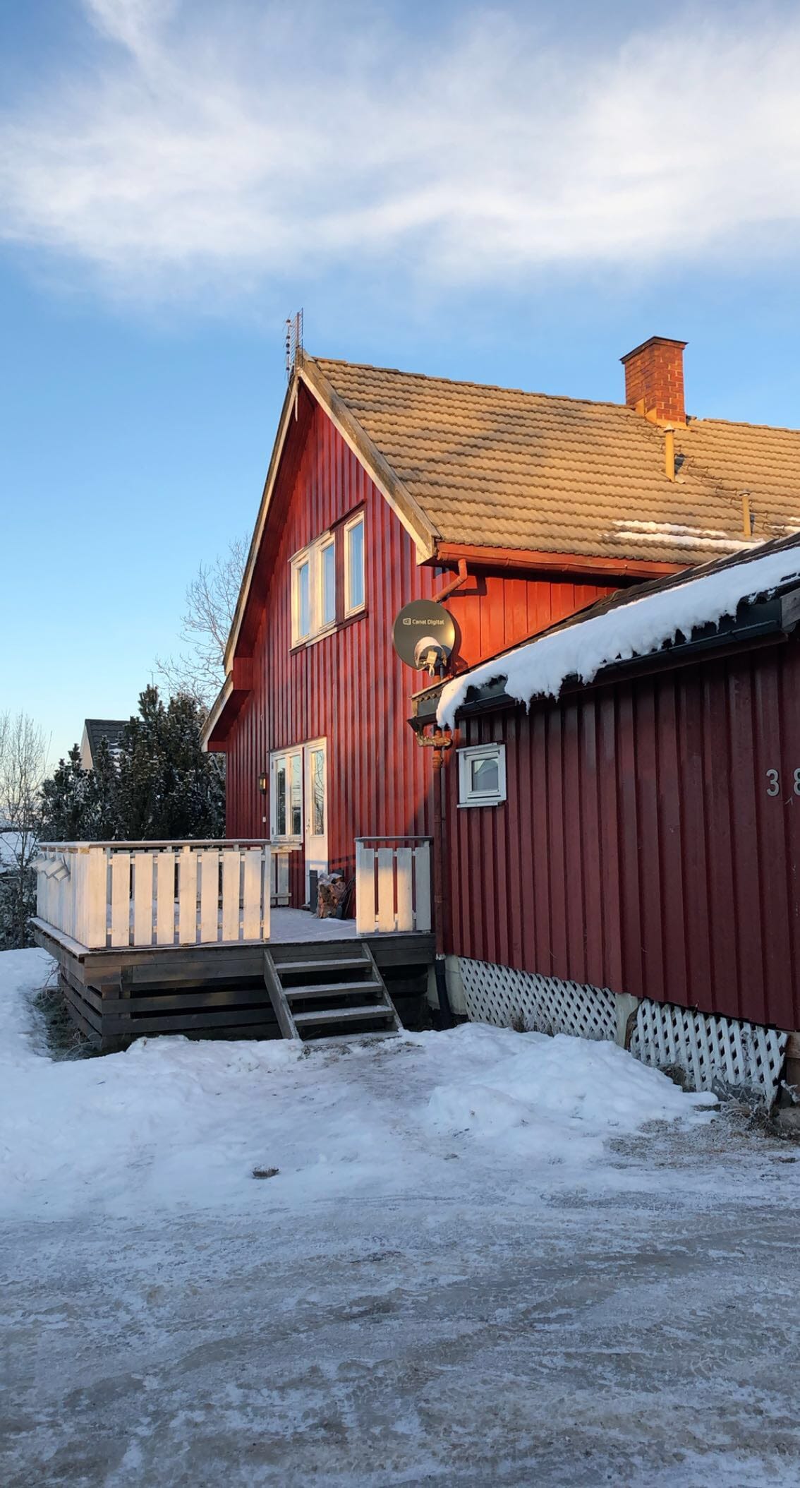 Hus i  50-tallsstil med stor hage og trampoline