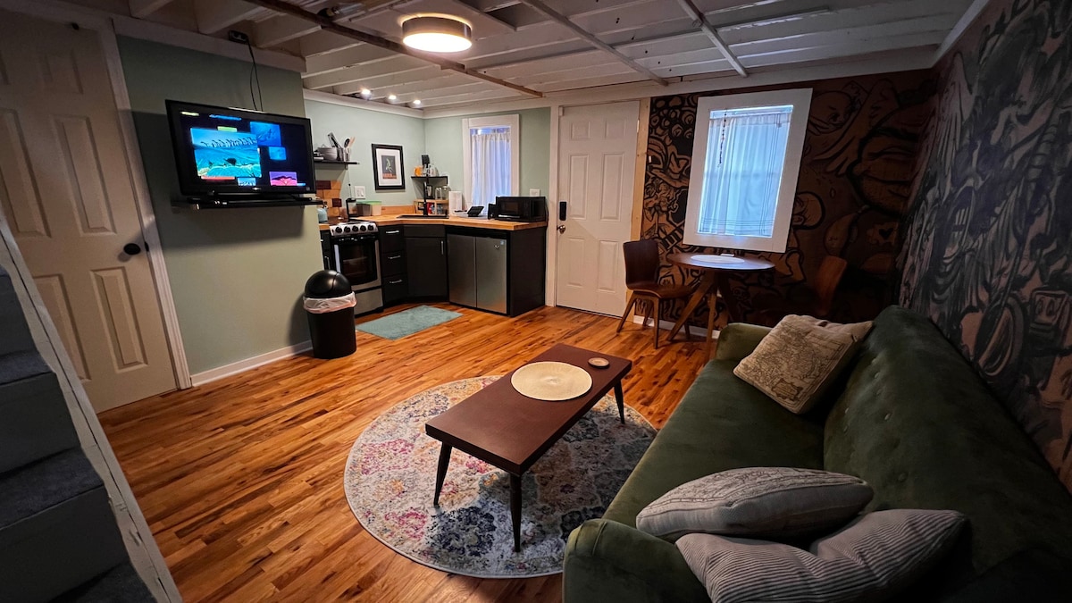 Adorable 1-bedroom guesthouse in Midtown