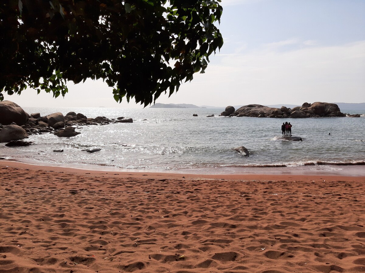 Ecolodge en bordure de plage sur l'île de KASSA