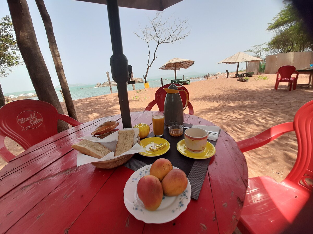 Ecolodge en bordure de plage sur l'île de KASSA