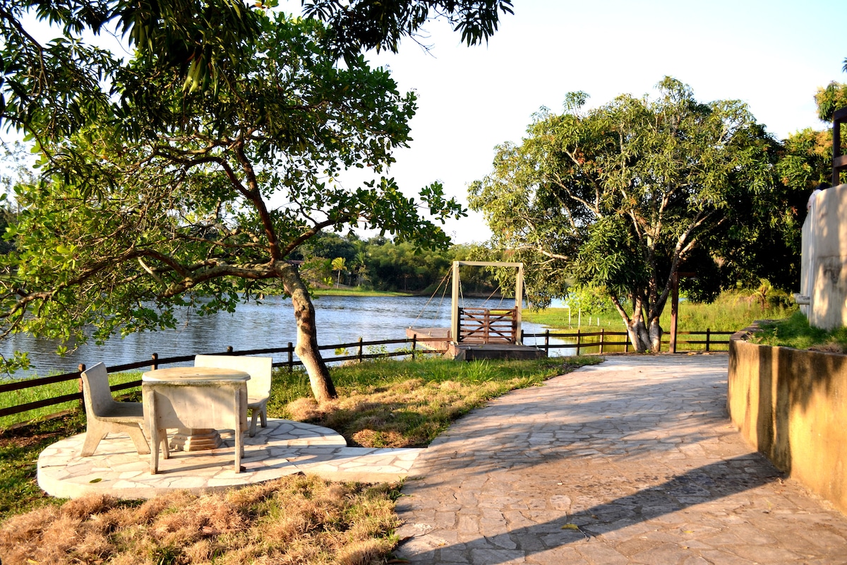 Casa no lago cercada de natureza.