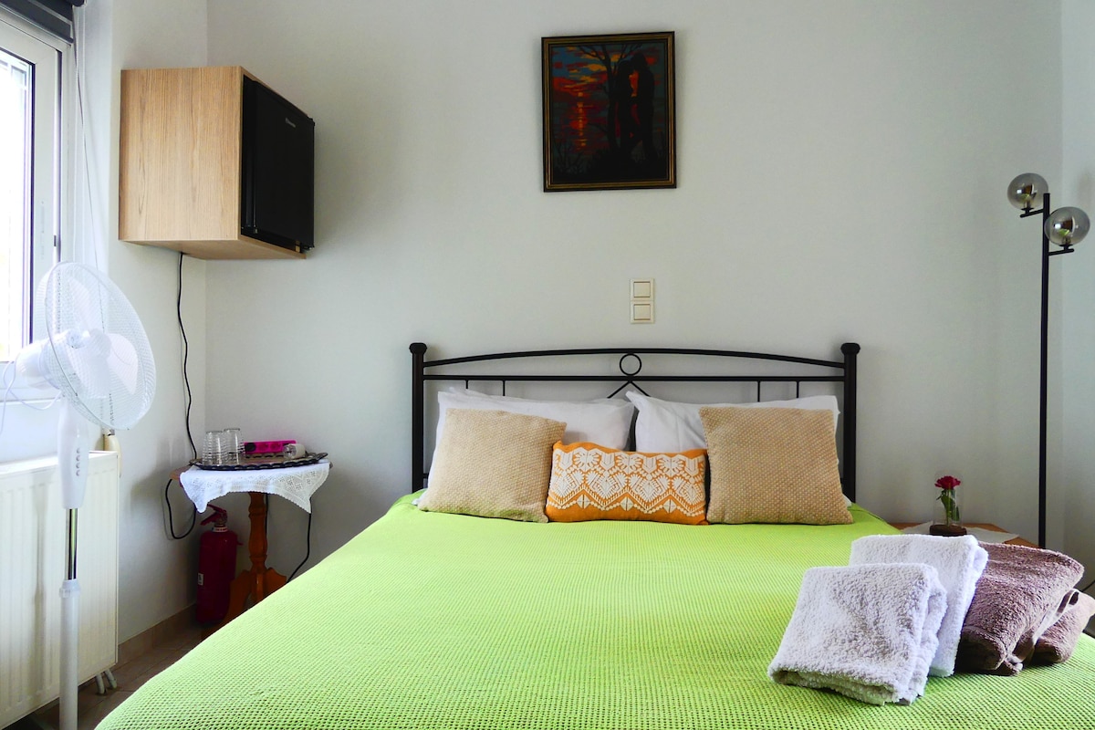 Private en-suite bedroom in Vryses Apok. , Chania