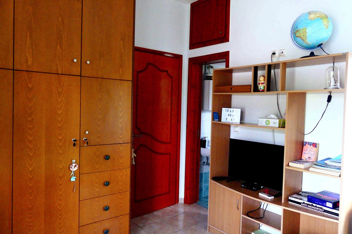 Private en-suite bedroom in Vryses Apok. , Chania