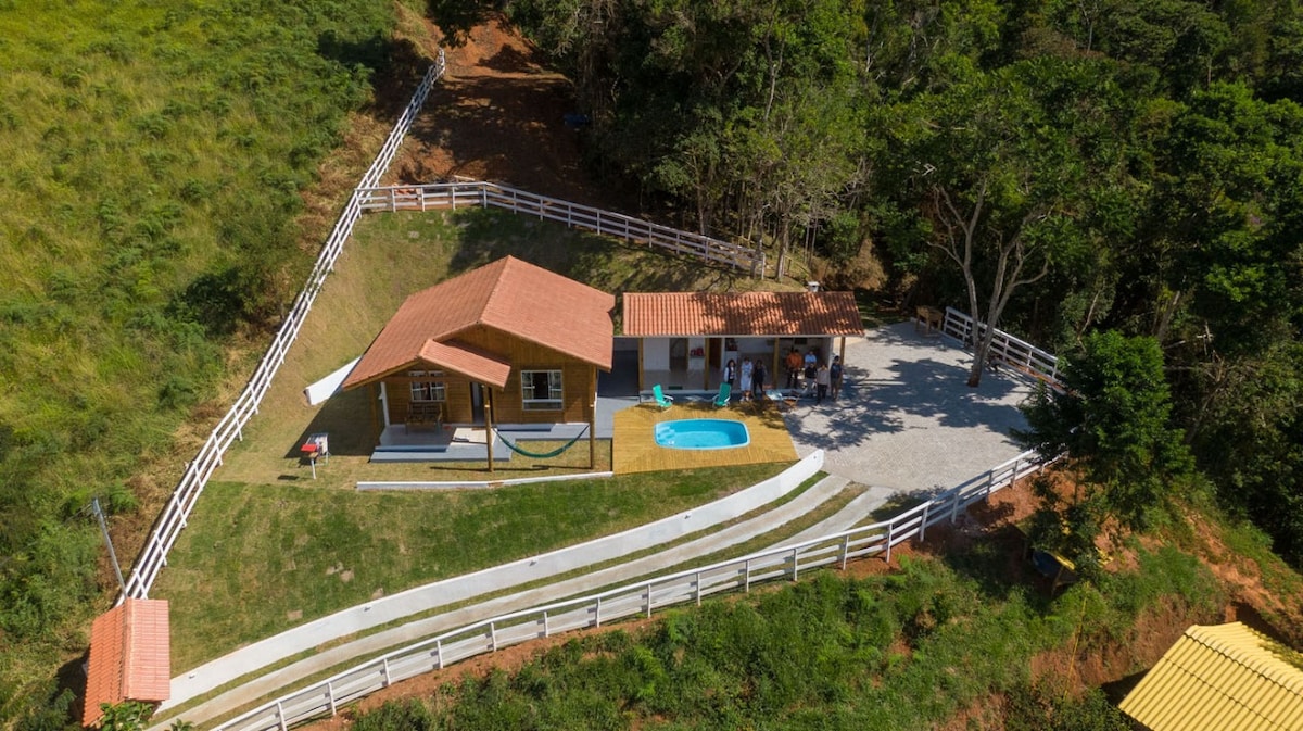 Casa na serra com piscina e cachoeira no quintal!!