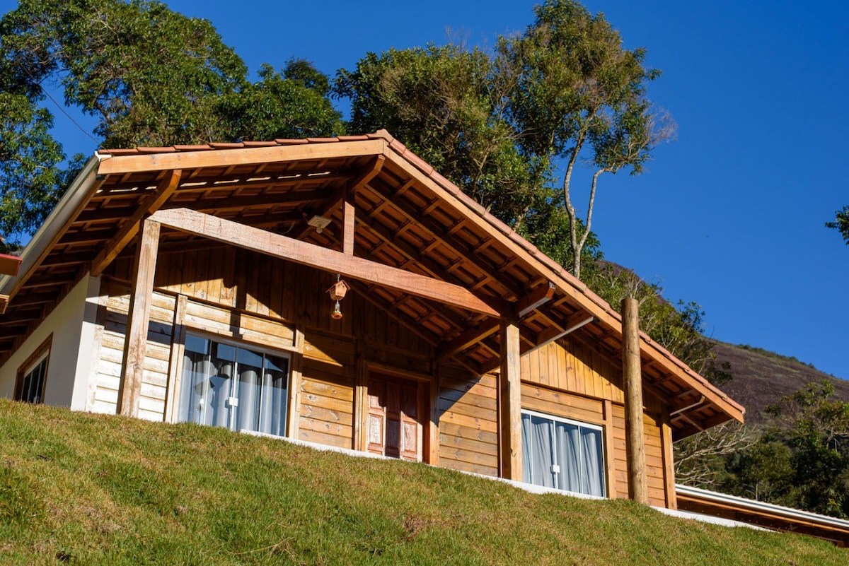 Casa na serra com piscina e cachoeira no quintal!!