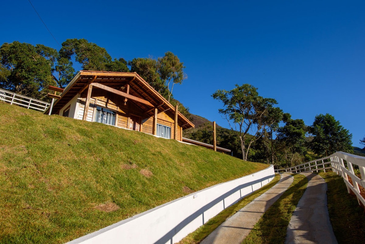 Casa na serra com piscina e cachoeira no quintal!!