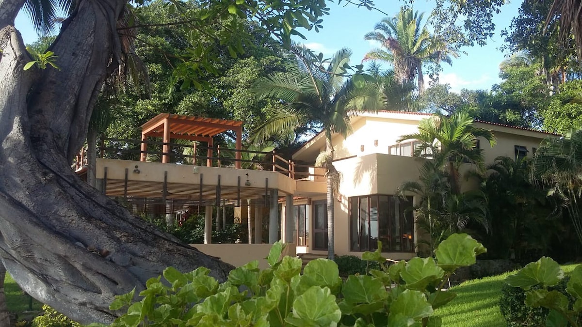 4-bedroom Ocean-Front Villa on Private Beach
