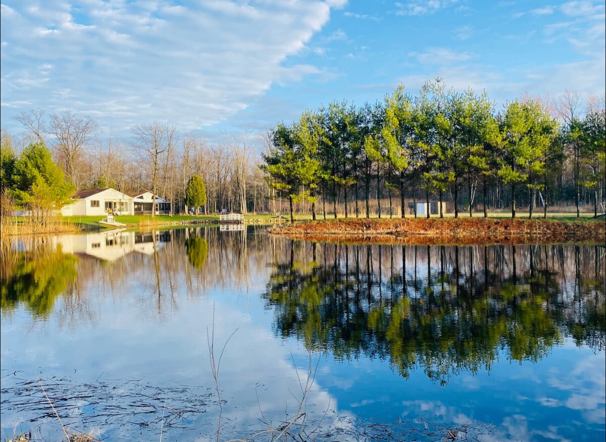 休闲巷（ Leisure Lane Up North Home-Near Lk Huron/on a Pond ）