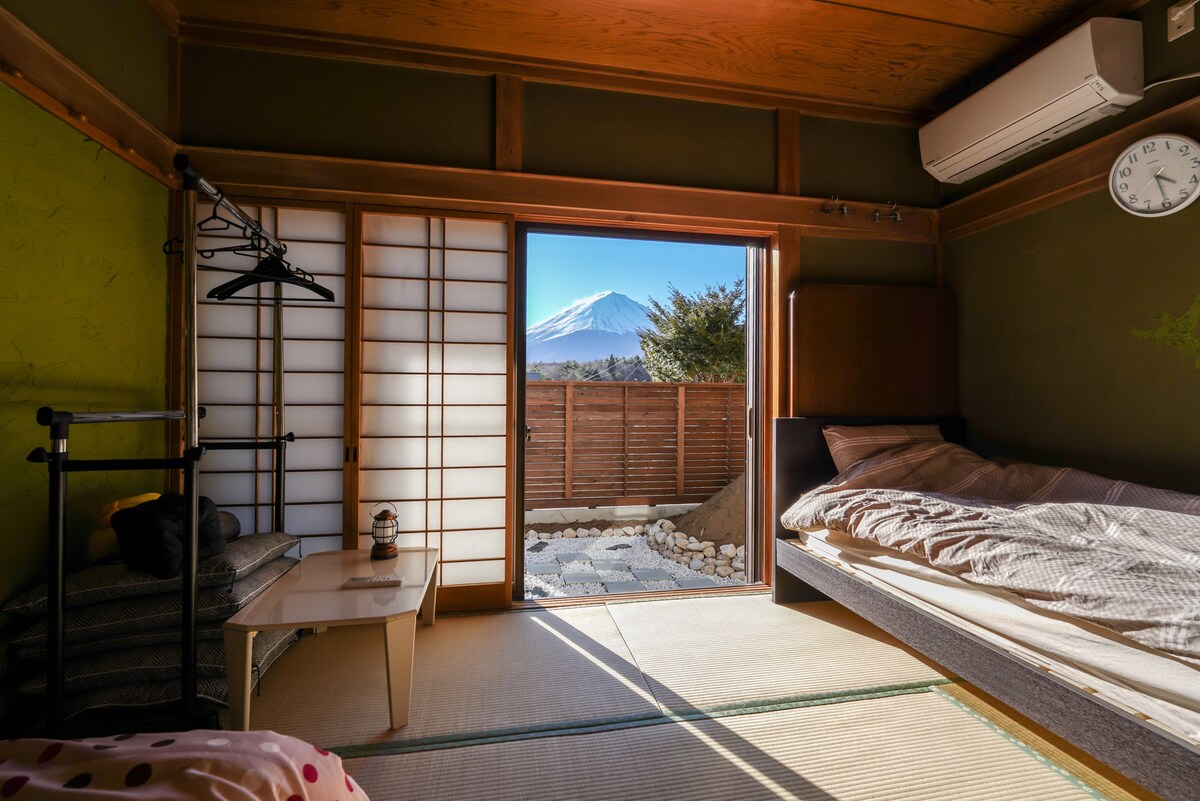 这是一间正宗的「日式客房」。从石头庭院出发，地板，悬挂书籍，还有富士山。这里是「日本人」。